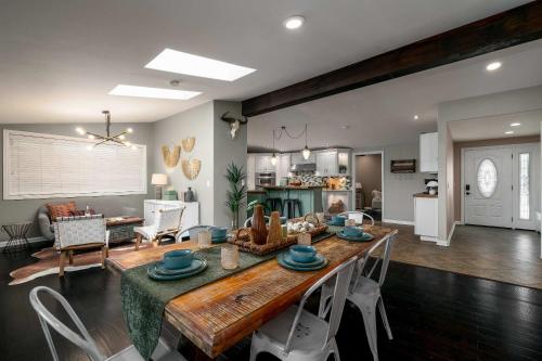 Autumn Adventure - Sleeps 10 - Hot Tub - Billiards in San Carlos