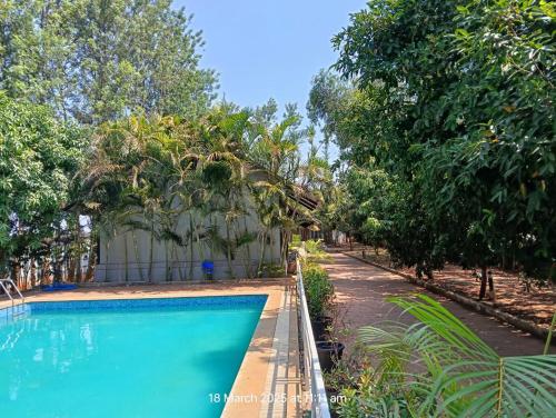 สระว่ายน้ำ, Atithi Devo Resort Coorg by LexStays in จิกกวัททาราเกเร