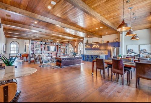 Business deluxe suite 15 min from DFW & Love Field in Farmers Branch