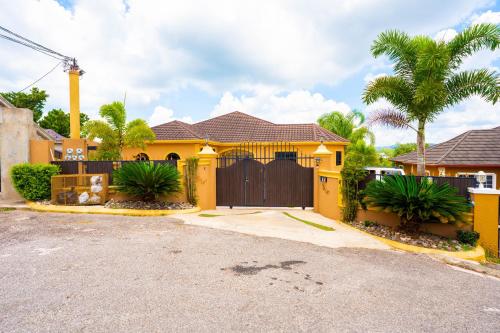 Tiny home- likle but wi tallawah in Mandeville