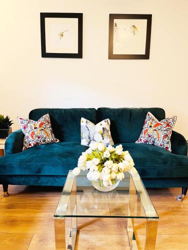 2-Bed Apartment Near ExCeL - Free Parking & WiFi - Ideal for Families, Business & Leisure, London