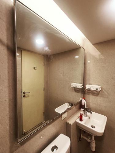 Bright & Cosy Furnished Studio in Estate, Thane (foto 4)
