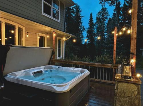 Freele Escape Secluded Nature Haven Sleeps 17 in Bragg Creek (AB)