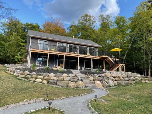 Waterfront Algonquin Retreat,Hot Tub & Sauna in Barrys Bay (ON)