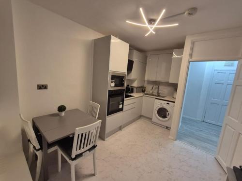 Wimbledon Tennis 2-bedroom house, Londyn