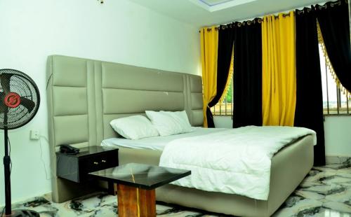 Flogate Hotel in Eнугу