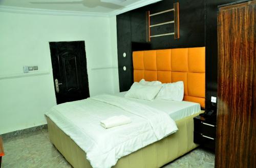 Flogate Hotel in Eнугу