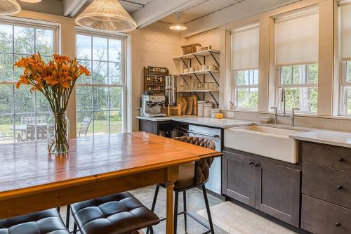 Brand New Barn House in สตอกบริดจ์ (MA)