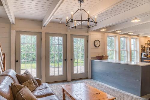 Brand New Barn House in สตอกบริดจ์ (MA)