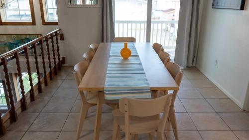 Fun Retro Island Vibe Sleeps 17 Beach 1 block home - image 5