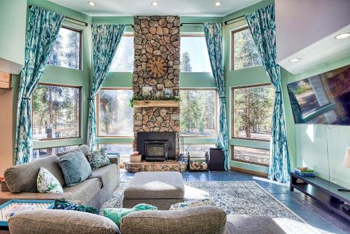 New Listing 4BR - Hot Tub - Pets OK