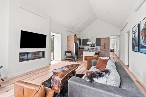2BR Mountain View Retreat - Near Twin Lakes