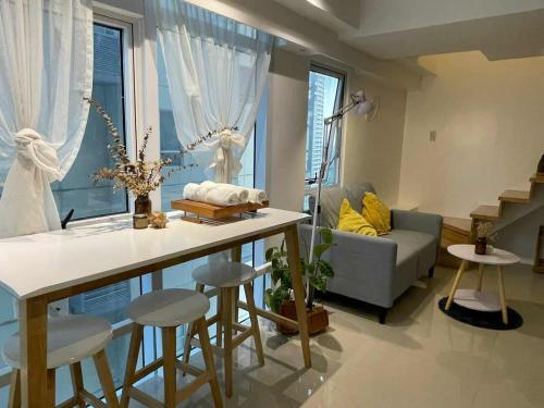 Spacious 1BR Loft with Flex Room in BGC, Manila