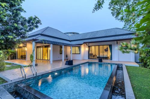 V243 Quite 3BR Pool Villa Bathtub Near Beach