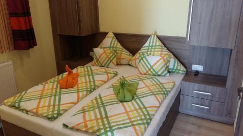 2 bedrooms, 3 beds