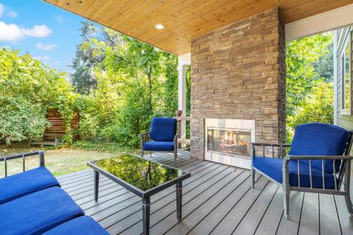 Lake Forest Retreat w Indoor & Outdoor Fireplaces