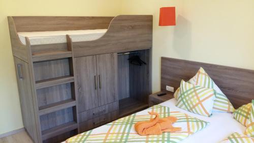 2 bedrooms, 4 beds
