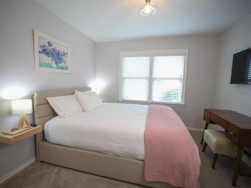 Flamingo Lane House - Entire House 3BD2BA w Peloton & Tesla Chgr in Highland Meadows