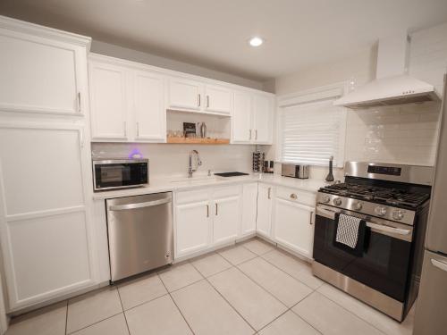 Konyha, Flamingo Lane House - Entire House 3BD2BA w Peloton & Tesla Chgr in Highland Meadows