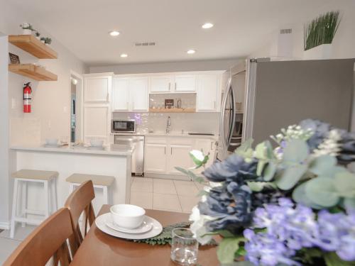 Konyha, Flamingo Lane House - Entire House 3BD2BA w Peloton & Tesla Chgr in Highland Meadows