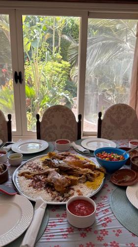 السياحيه الاولي, Madinat as-Sadis min Uktubar