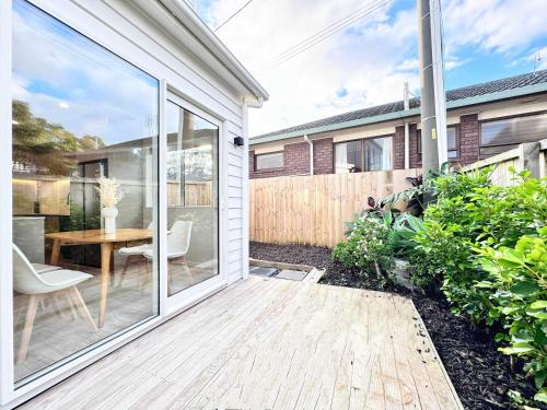 Family Oasis 3BR vs Backyard Near Beach in Torbay in 托貝