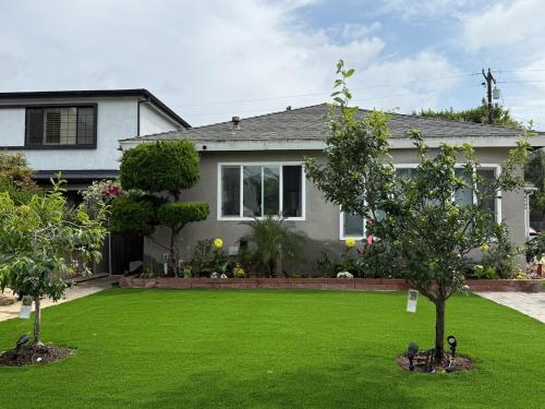 Adorable 2BR-2BA House with EV & Free Parking and Family Friendly in Los Angeles, Los Angeles