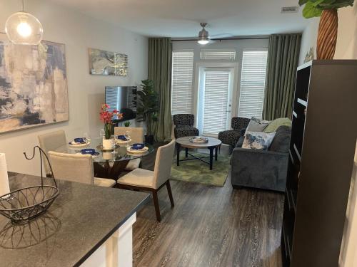 Business deluxe suite 15 min from DFW & Love Field in Farmers Branch