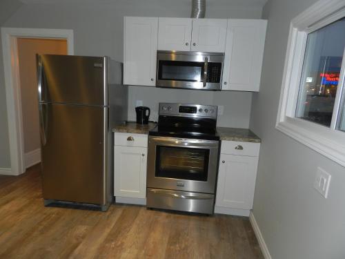 Kitchen, Kings Inn Near the Falls in Niagara Falls (ON)