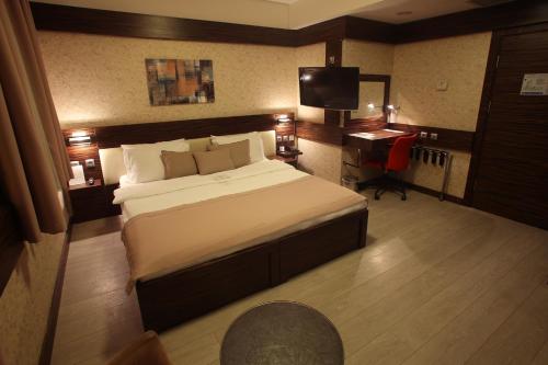 Wes Hotel - image 11
