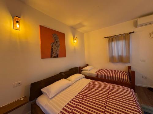 1 queen bed, 1 twin bed
