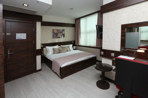 Wes Hotel - image 7
