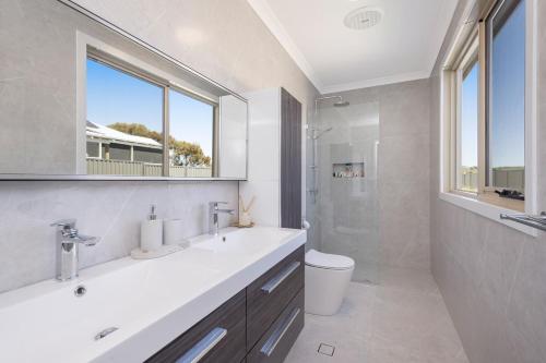 Modern Retreat with Stunning Panoramic Views in Toodyay