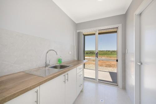 Modern Retreat with Stunning Panoramic Views in Toodyay