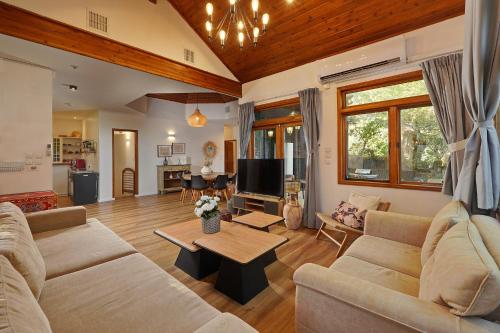 THE HOUSE ROSH PINA - 3BRM WITH POOl in روش بينا سيتي سنتر