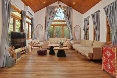 THE HOUSE ROSH PINA - 3BRM WITH POOl in روش بينا سيتي سنتر