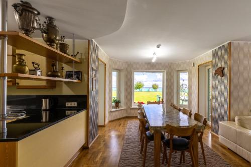 virtuve, Raja Lake House in Raja