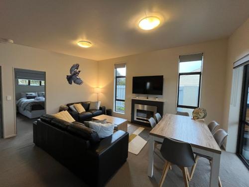 Spa, mountain views & a gas fireplace, Охакуне (фото 3)