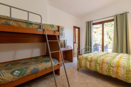 1 queen bed, 1 bunk bed