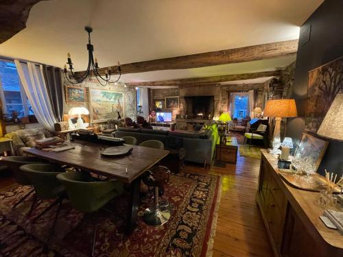 Appartement de 1634 avec balcon au sud sur jardin en plein cœur historique