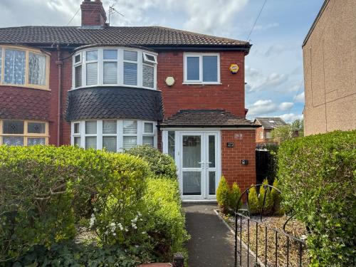 Northeast Manchester Sleeps 8 with Onsite Parking, Manchester