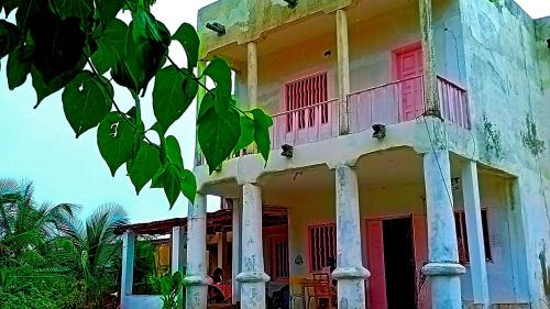 נוף חוץ, Chez Mado in נדנגנה