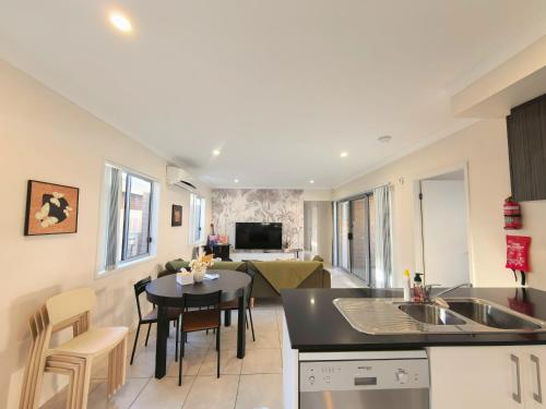 4b2b Coomera Comfort Lodge Near Theme Park & Westfield in Coomera