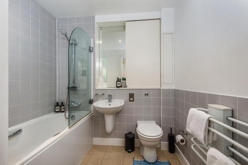 Central Cosy Canal-side 2Bed 2Bath, London (photo 2)