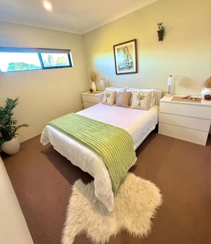 Luxe Coastal Oasis in แมนดูร่าห์
