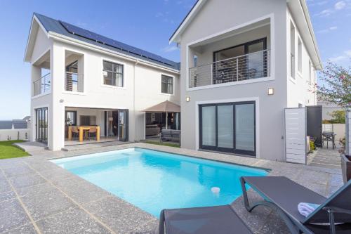 Relax in comfort and style with a swimming pool, aircons and braai room, Hermanus (zdjęcie 2)