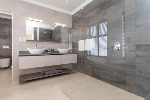 Relax in comfort and style with a swimming pool, aircons and braai room, Hermanus (zdjęcie 10)