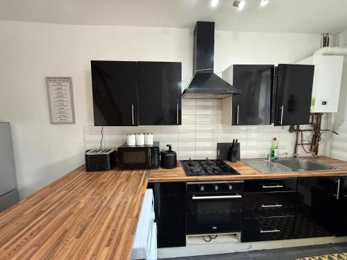Kitchen, Bradford Serviced Accommodation - Apartments - 2 Bed House-Close To Centre - Hospital - Contractors  in Toller