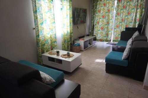 Captains Quarters Poolside Villa - Tap to explore photos