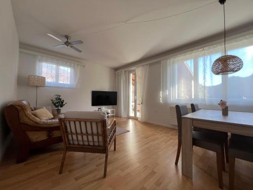 Casa Medusa - con piscina, a 2 minuti dalla stazione in Cavigliano